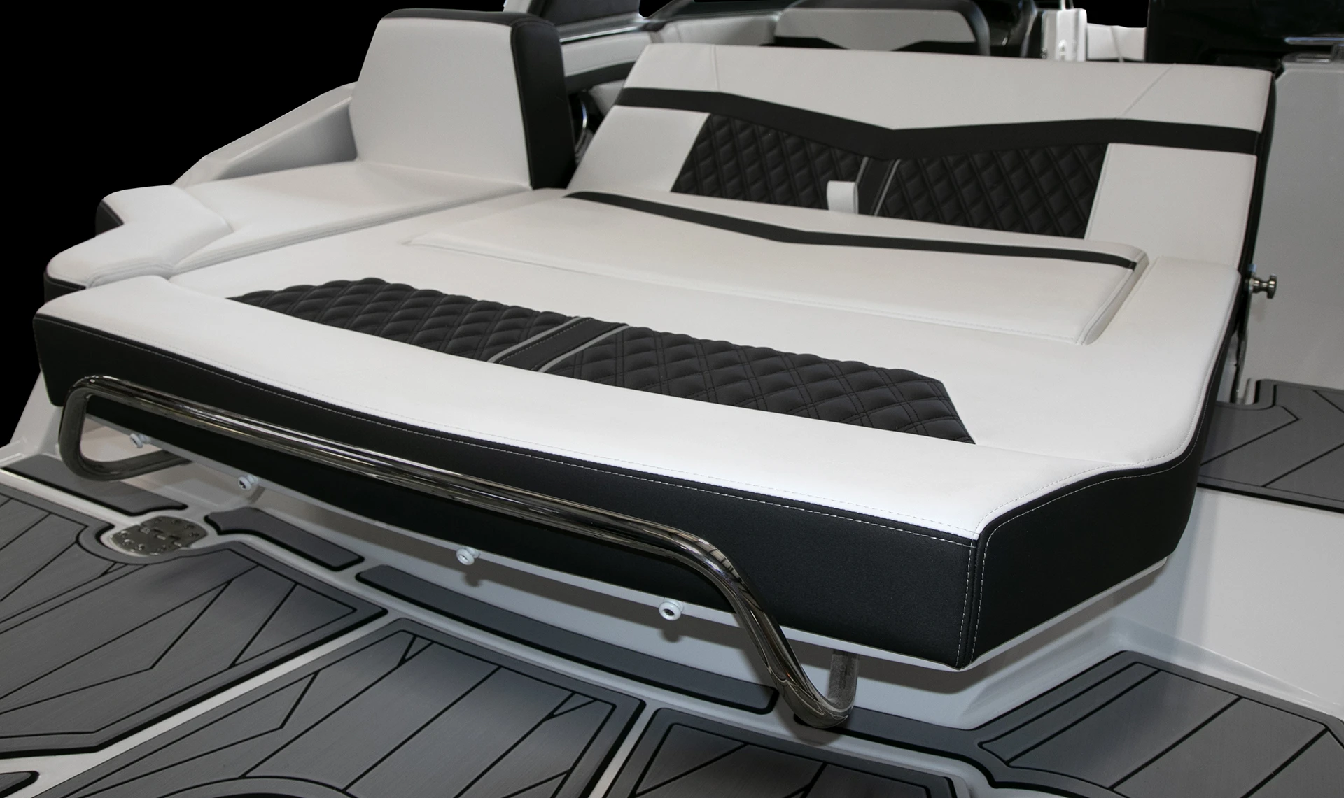 Versatile rear lounge seating on the Monterey 275SS, designed for comfort and relaxation
